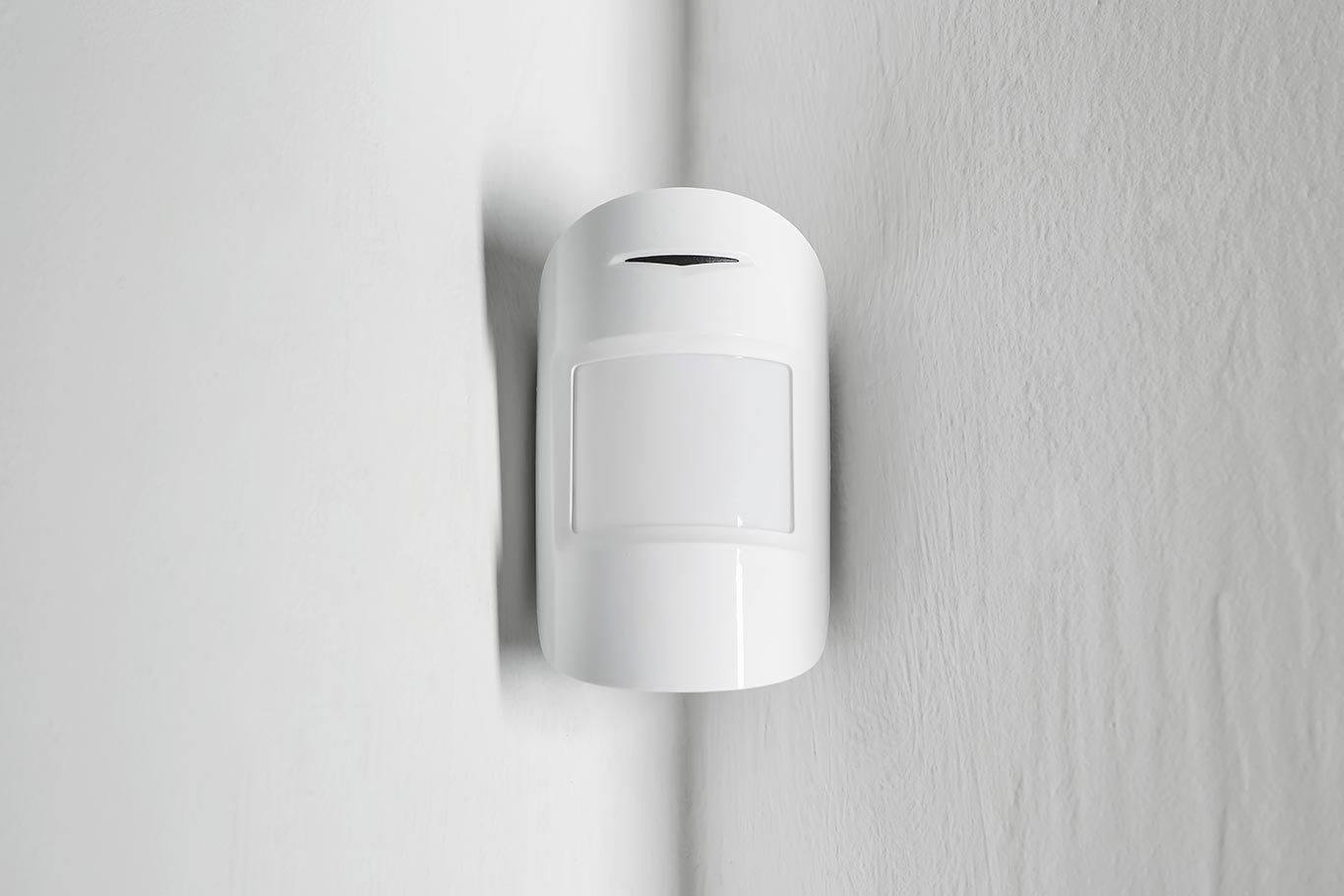 Motion sensor. Датчики бывают. Охранная сигнализация датчики движения фон. Датчики движения фото для презентации. Как поменять батарейку в датчике охранной сигнализации.